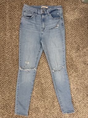 Levi's Light Wash Ripped Skinny Jeans